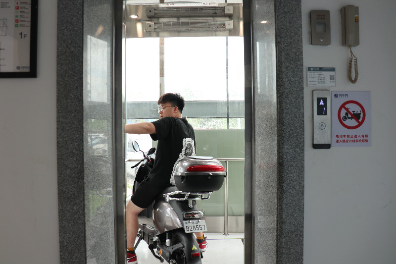 電動車燃爆事故讓人揪心！如何杜絕電動車入梯上樓問題？這“妙招”就該全國推廣！