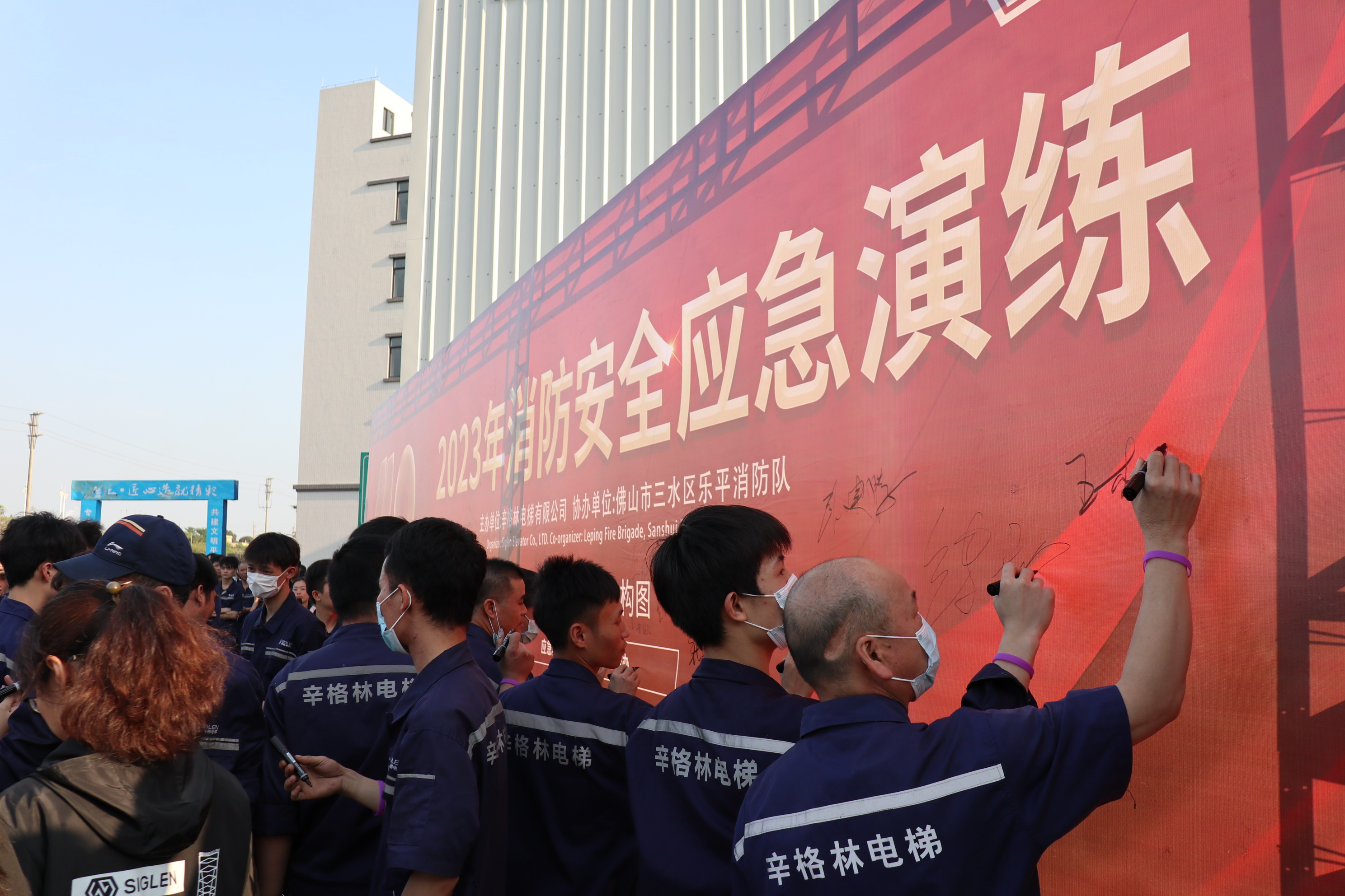 還在那問無機(jī)房小型電梯價(jià)格？辛格林電梯：找合適的電梯不止看價(jià)格！